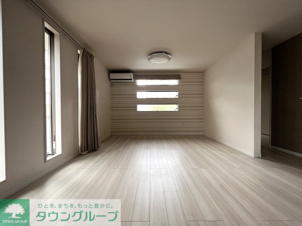 居室・リビング　別方向から見たリビングダイニングキッチン