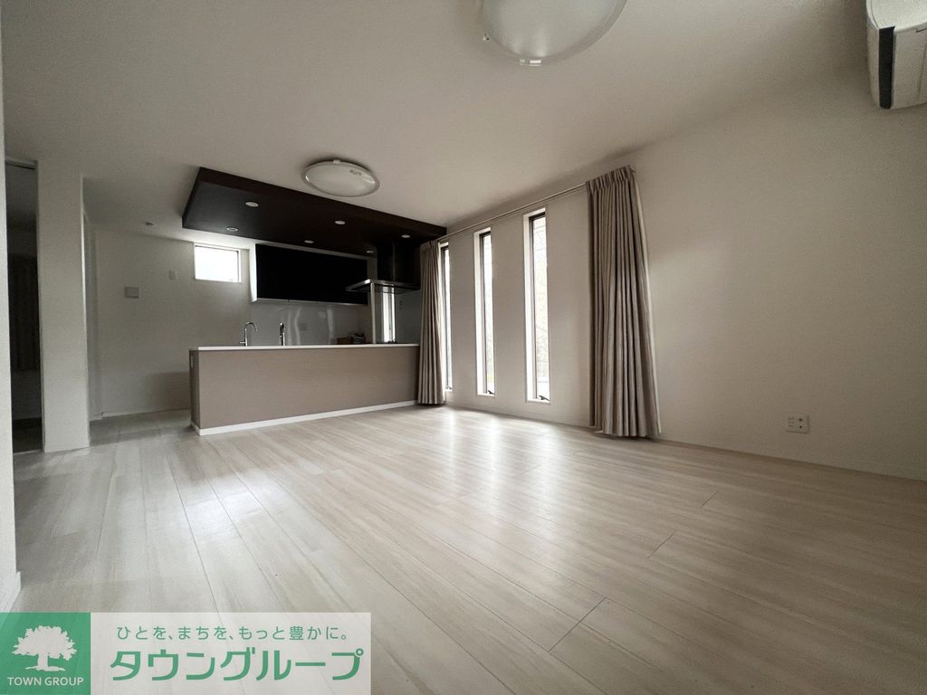 居室・リビング　別方向から見たリビングダイニングキッチン