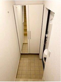 玄関　姿見付きのシューズボックス