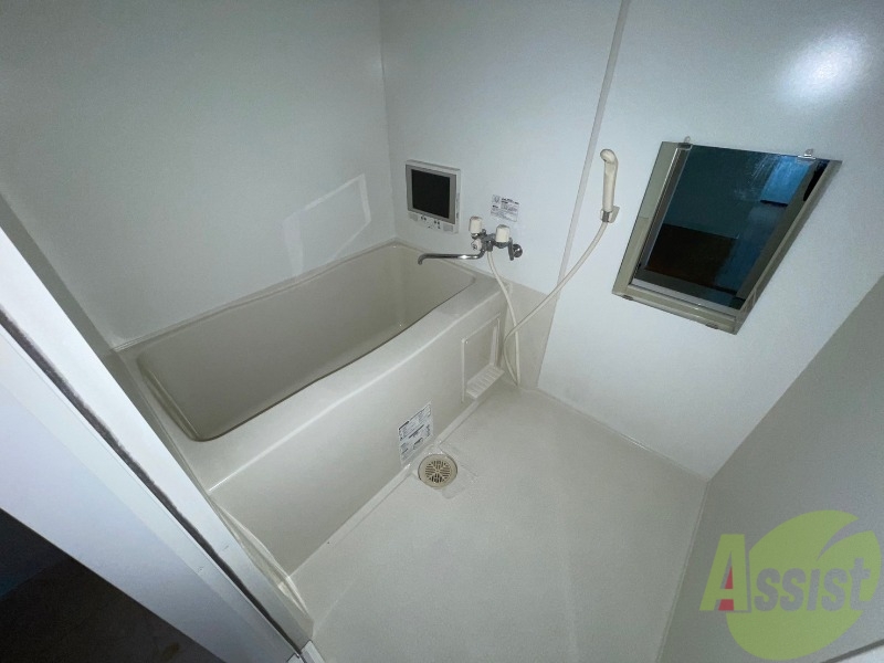 バス・シャワールーム　バスルームは狭すぎず、シャワーも浴びやすそうです。