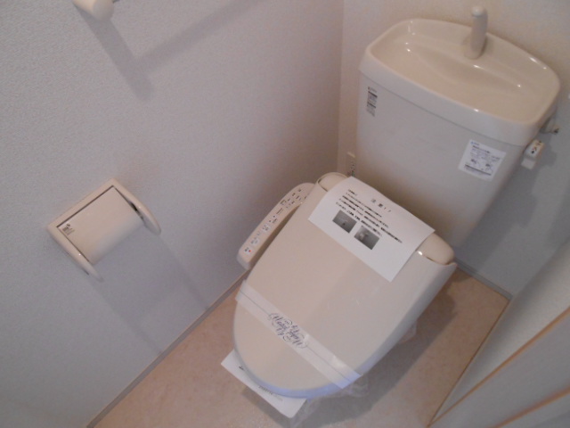 トイレ　温水洗浄便座完備・小物収納棚有り