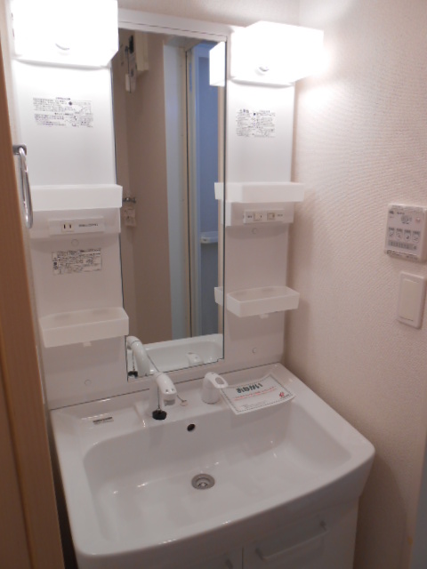 洗面設備　シャワー付洗面化粧台・屋内洗濯機置場完備