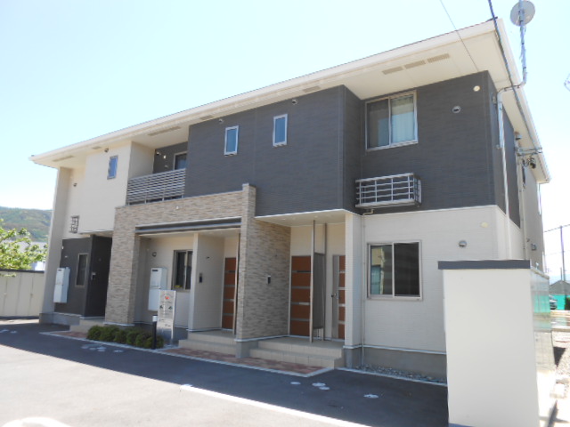 建物外観　建物玄関側（北面）を北西方向より撮影