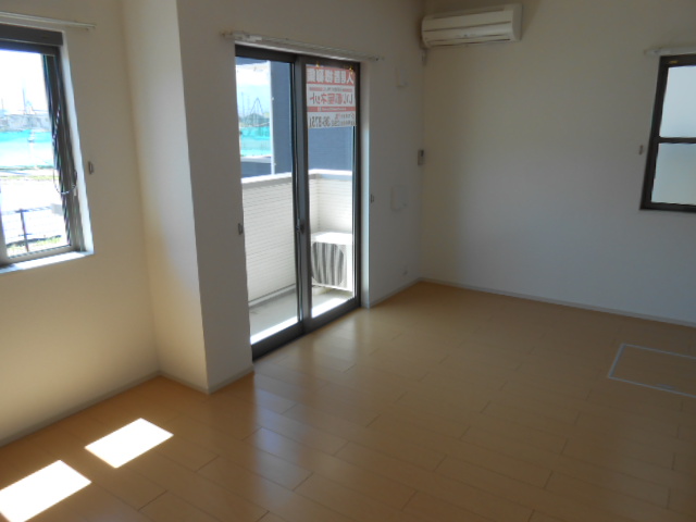 居室・リビング　南面リビング（エアコン完備）・西面に換気採光窓有り