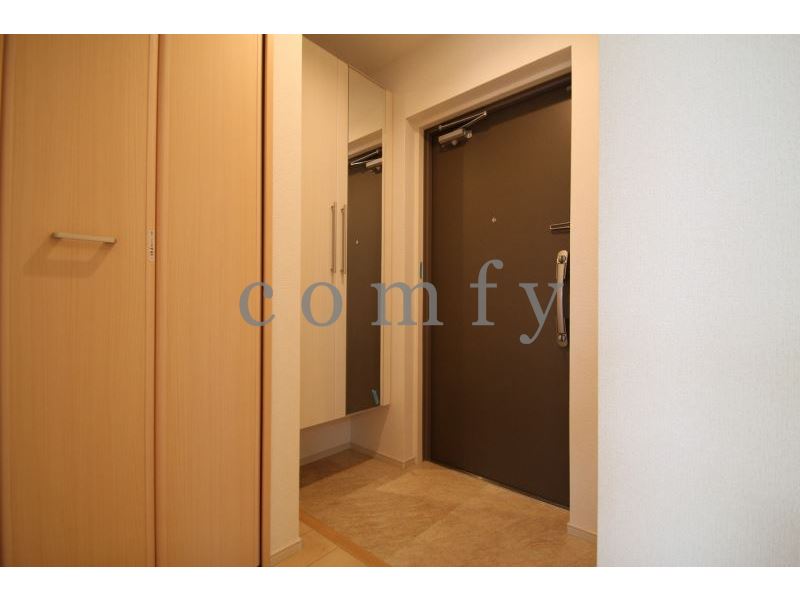 玄関　防犯性の高いダブルロックの玄関・姿見鏡付き