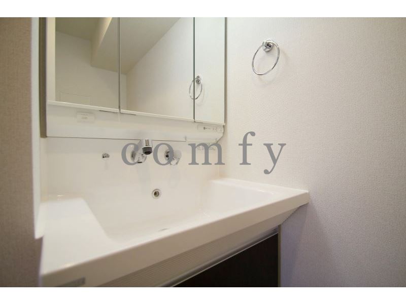 洗面設備　シャワー付き三面鏡独立洗面台