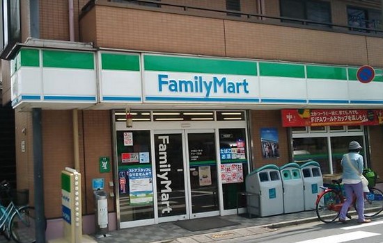 コンビニ　ファミリーマート千川一丁目店（コンビニ）まで592m