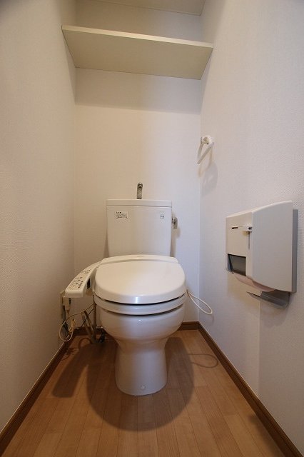 トイレ　同物件別号室のものです。