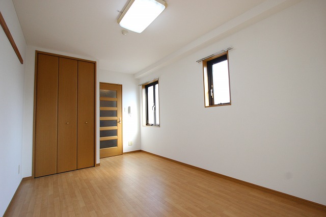 居室・リビング　同物件別号室のものです。