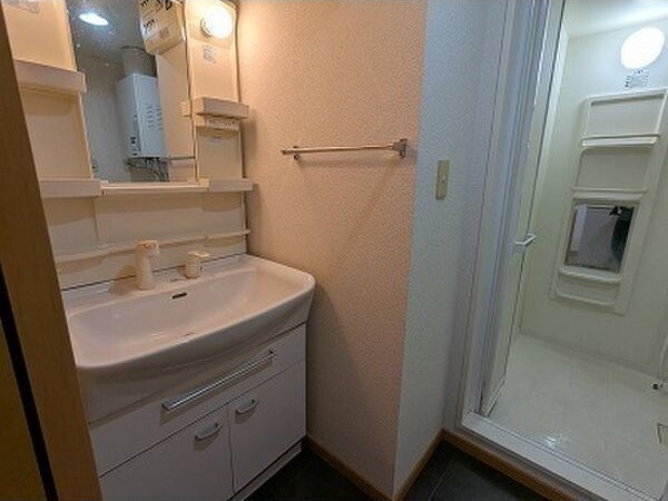 洗面設備　朝の身支度に便利な洗面台です♪