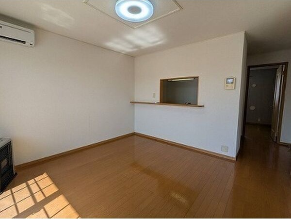 居室・リビング　明るいリビングで気持ちも明るくなりますね♪