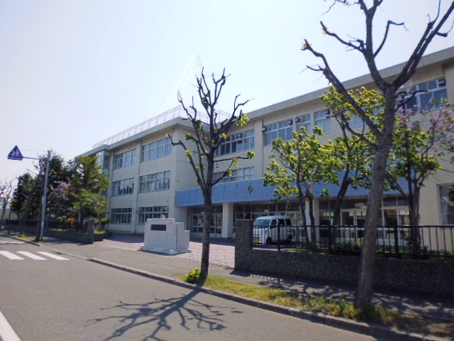 中学校　札幌市立篠路西中学校（中学校）まで1666m