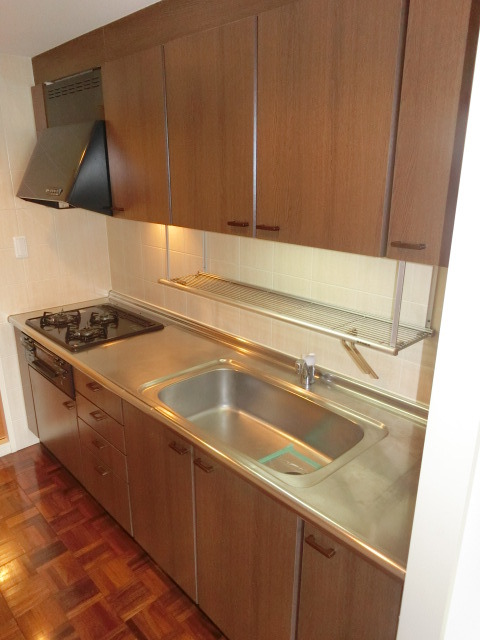 キッチン　広いキッチン、に食事の準備が捗りますね。