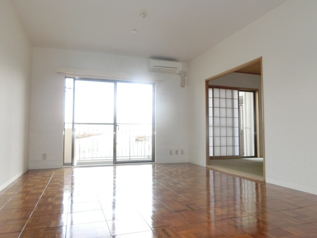 居室・リビング　広いリビング、家族団らんスペース。