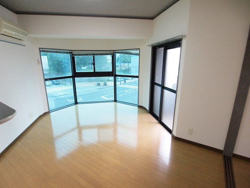 その他　窓の多いお部屋です。