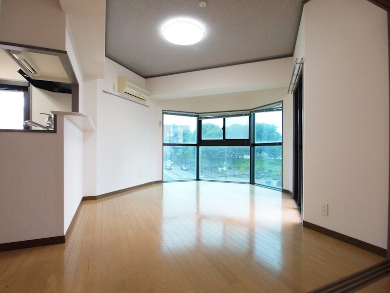 居室・リビング　12帖のリビング。窓が多いお部屋です。