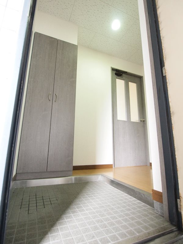 玄関　開放感有り。広めの1LDKです。
