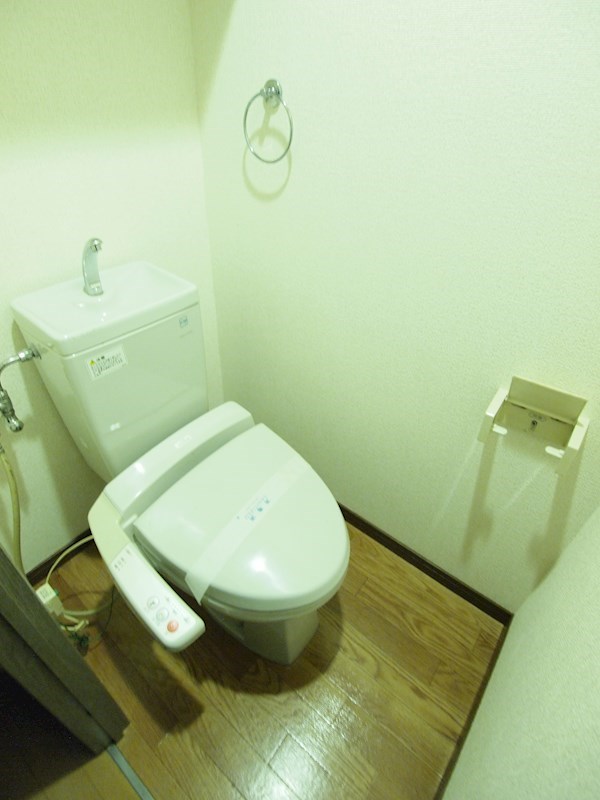 トイレ　ウォシュレット付です。