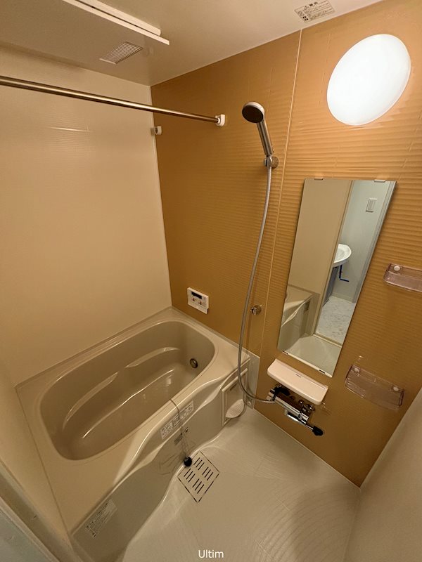 バス・シャワールーム　※同タイプの別部屋の写真です。奇数偶数階で色味が異なりますの