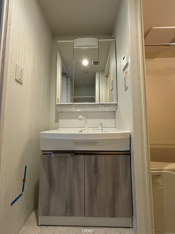 洗面設備　※同タイプの別部屋の写真です。奇数偶数階で色味が異なりますの