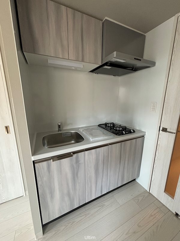 キッチン　※同タイプの別部屋の写真です。奇数偶数階で色味が異なりますの