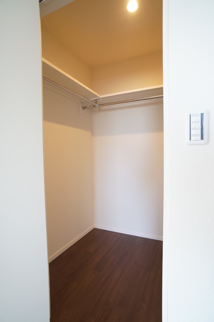 収納　ウォークインクローゼット収納！室内を広く活用できます☆