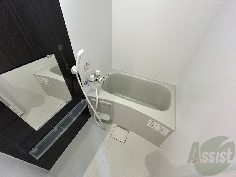 バス・シャワールーム　広々したお風呂で快適にくつろげそうです。