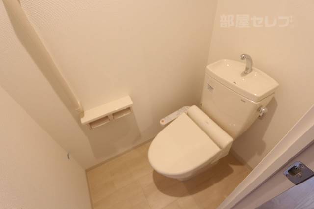 トイレ　温水洗浄便座が設備として備わります。