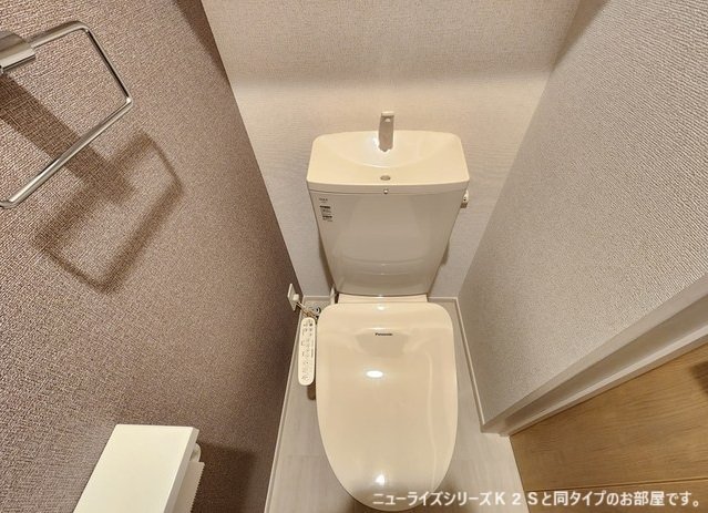 トイレ　落ち着いた色調のトイレです