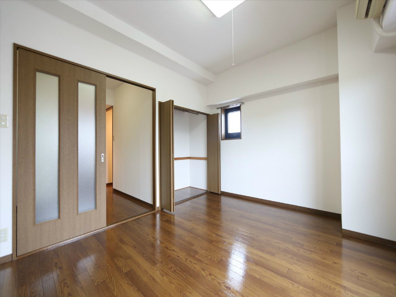 居室・リビング　洋室9.0帖　エアコン付　南向バルコニー