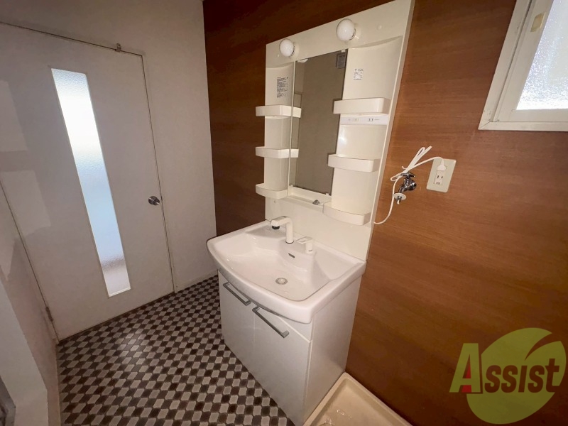 洗面設備　独立洗面台が付いてるので日々の身支度もできますね。