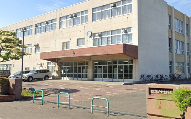 中学校　札幌市立八軒東中学校（中学校）まで821m
