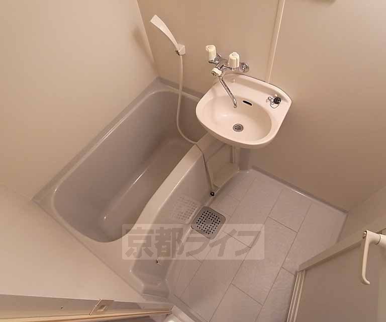 バス・シャワールーム　ゆったりと浸かれるお風呂です。