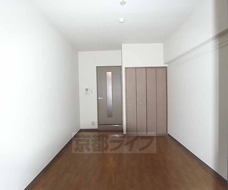 居室・リビング　広くスッキリとした洋室です。