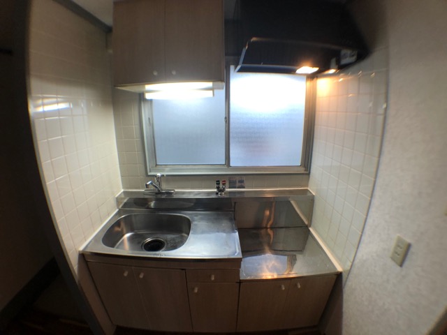 キッチン　窓付きで換気に便利です♪