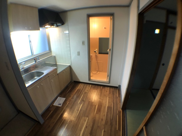 居室・リビング　落ち着いた床色で綺麗です♪