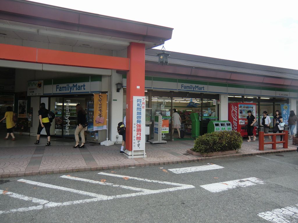 コンビニ　ファミリーマートJR二日市駅店（コンビニ）まで75m