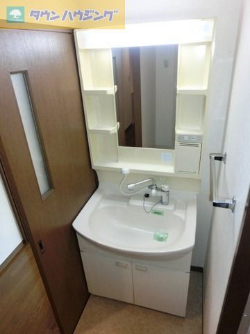 洗面設備　朝の支度に嬉しいシャワー付洗面所