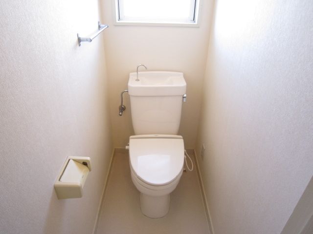 トイレ　トイレも窓があり、換気しやすいです。