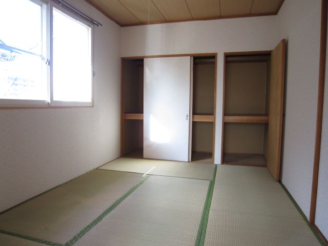 収納　和室には押入が１．５間分あります。