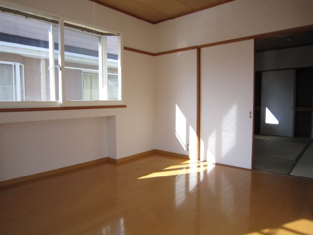 その他部屋・スペース　洋室５．７帖は二面に窓があり通風良好。
