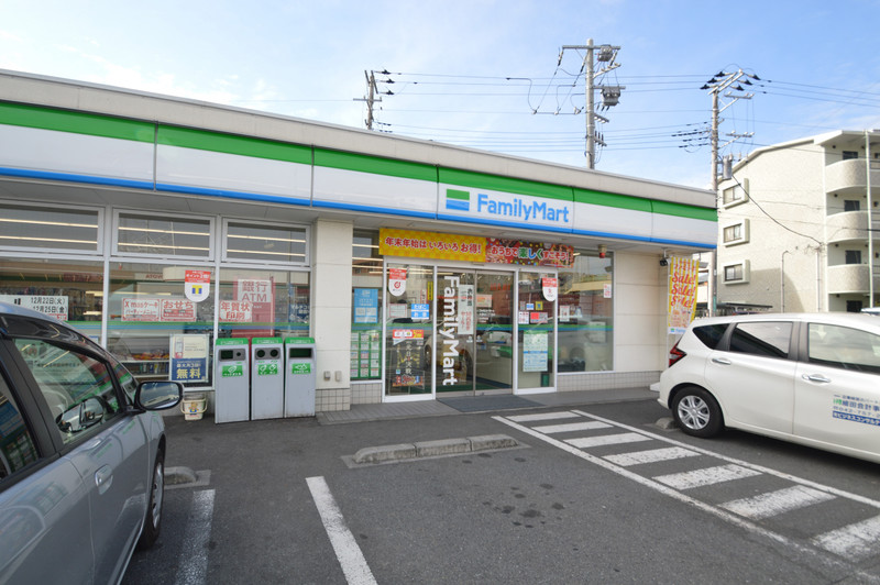 コンビニ　ファミリーマート　徒歩6分（コンビニ）まで450m