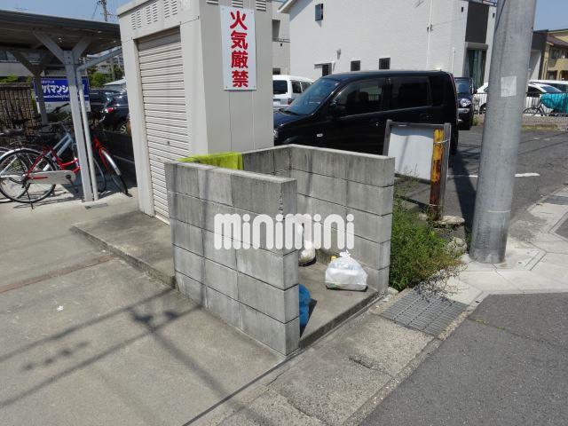 駐車場　ゴミ置き場です。