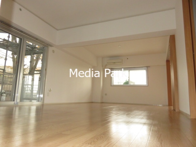 居室・リビング　同物件別のお部屋の写真です。参考写真です。