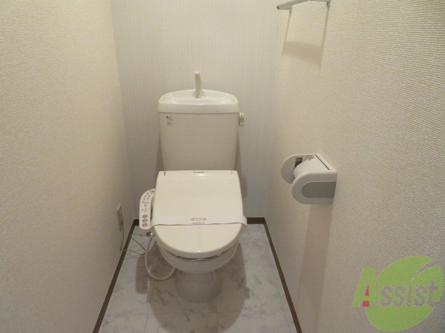 トイレ　ウォシュレット機能付きなので安心してお使いいただけます。
