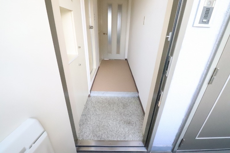 玄関　玄関を開けたらすぐにお部屋ではないので急な来客でも安心です