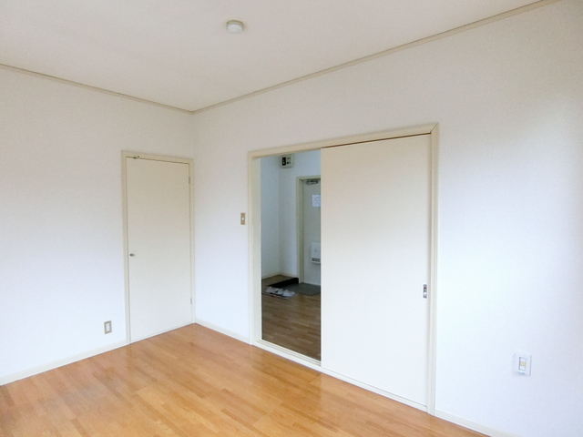 その他部屋・スペース　南東向き洋室6帖☆収納スペースがあります♪荷物をたっぷり収納