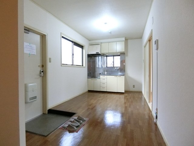 玄関　玄関を入るとすぐにダイニングキッチンがあります☆