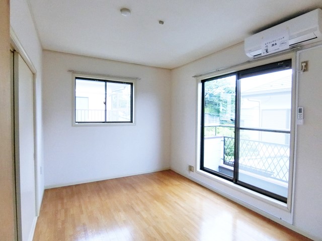 居室・リビング　南東向き洋室6帖☆バルコニーに繋がる角部屋二面採光のお部屋で