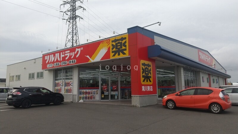 ドラックストア　ツルハドラッグ滝川東店（ドラッグストア）まで499m